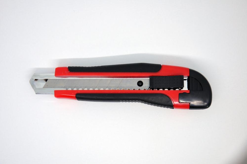 Odlamovací nůž-kov/plast, 18mm, TT