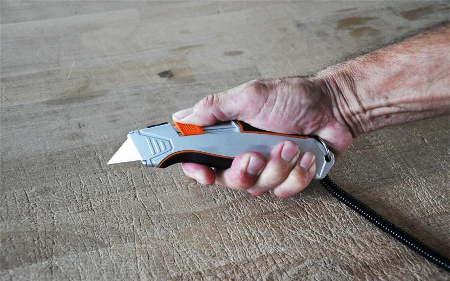 Bezpečnostní nůž automatický s pouzdrem-kovový, keram.čepel, TT
